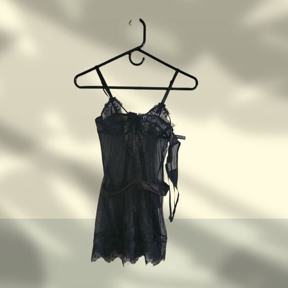 Intimate Set - Picture 3 of 8